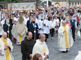 Dziś Boże Ciało. Procesje bez limitu wiernych, obowiązkowe odstępy, maseczki