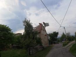 Strażacy wyjeżdżali do zalanych piwnic, wichura pozrywała też dachy