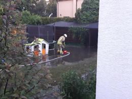 Strażacy wyjeżdżali do zalanych piwnic, wichura pozrywała też dachy