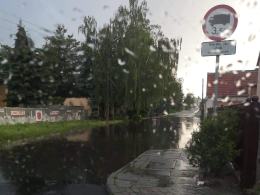 Strażacy wyjeżdżali do zalanych piwnic, wichura pozrywała też dachy