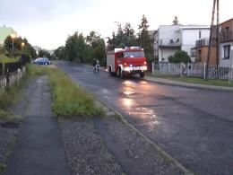 Strażacy wyjeżdżali do zalanych piwnic, wichura pozrywała też dachy
