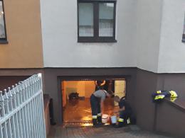 Strażacy wyjeżdżali do zalanych piwnic, wichura pozrywała też dachy