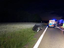 Kierowca chciał ominąć zwierzynę leśną i stracił panowanie nad pojazdem