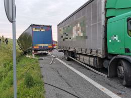Zdarzenie z udziałem dwóch ciężarówek w powiecie oleskim. Jeden z kierowców zasłabł