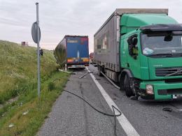 Zdarzenie z udziałem dwóch ciężarówek w powiecie oleskim. Jeden z kierowców zasłabł