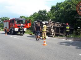 Kierowca auta dostawczego stracił panowanie nad pojazdem i zakończył podróż w rowie