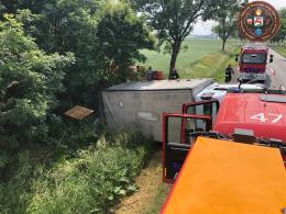 Kierowca auta dostawczego stracił panowanie nad pojazdem i zakończył podróż w rowie