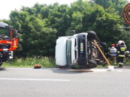 Kierowca auta dostawczego stracił panowanie nad pojazdem i zakończył podróż w rowie