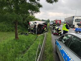 Niebezpiecznie na drogach. Samochód dostawczy wypadł z drogi