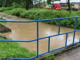 Strażacy próbują ocalić pękający wał na stawach hodowlanych w Korfantowie