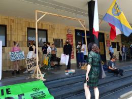 Manifestacja Młodzieżowego Strajku Klimatycznego pod Urzędem Wojewódzkim zakłócona