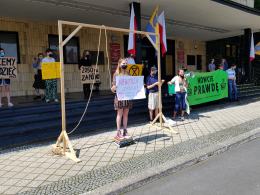 Manifestacja Młodzieżowego Strajku Klimatycznego pod Urzędem Wojewódzkim zakłócona