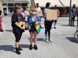 Młodzież LGBT manifestowała na Placu Wolności. "Jesteśmy ludźmi, nie ideologią"