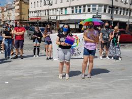 Młodzież LGBT manifestowała na Placu Wolności. "Jesteśmy ludźmi, nie ideologią"