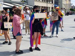 Młodzież LGBT manifestowała na Placu Wolności. "Jesteśmy ludźmi, nie ideologią"