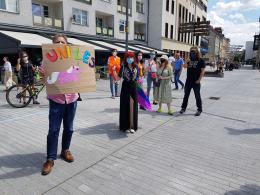 Młodzież LGBT manifestowała na Placu Wolności. "Jesteśmy ludźmi, nie ideologią"