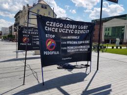 Młodzież LGBT manifestowała na Placu Wolności. "Jesteśmy ludźmi, nie ideologią"