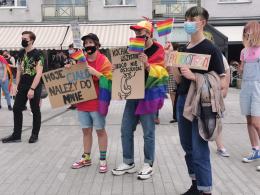 Młodzież LGBT manifestowała na Placu Wolności. "Jesteśmy ludźmi, nie ideologią"
