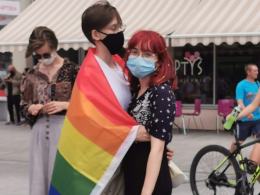 Młodzież LGBT manifestowała na Placu Wolności. "Jesteśmy ludźmi, nie ideologią"