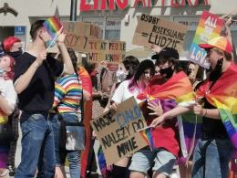 Młodzież LGBT manifestowała na Placu Wolności. "Jesteśmy ludźmi, nie ideologią"