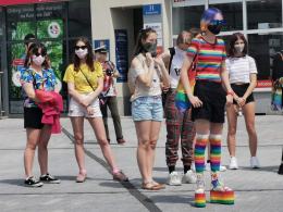 Młodzież LGBT manifestowała na Placu Wolności. "Jesteśmy ludźmi, nie ideologią"