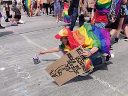 Młodzież LGBT manifestowała na Placu Wolności. "Jesteśmy ludźmi, nie ideologią"