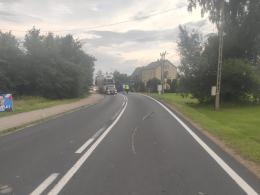 Ładunek z samochodu ciężarowego spadł na jezdnię. Zablokowana krajowa