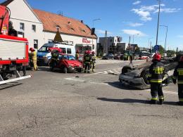 Zderzenie pojazdów na skrzyżowaniu Oleskiej i Wiejskiej. Ranna 82-letnia kobieta