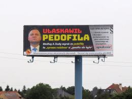 W Opolu stanął #BillboardzPedofilem. To kolejna akcja Spontanicznego Sztabu Obywatelskiego