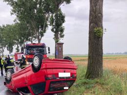 Samochód osobowy dachował w Straduni