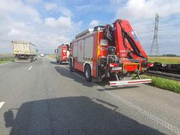 Kierująca samochodem ciężarowym wypadła z drogi. Auto poza barierkami na A4