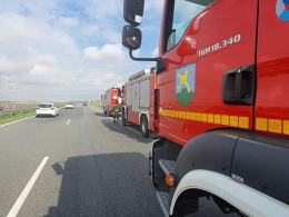 Kierująca samochodem ciężarowym wypadła z drogi. Auto poza barierkami na A4