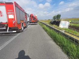 Kierująca samochodem ciężarowym wypadła z drogi. Auto poza barierkami na A4