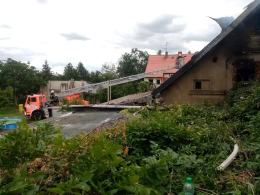 Blisko 8 godzin strażacy gasili płonące poddasze w gminie Niemodlin