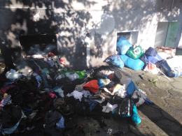 Mieszkańcy ulicy Ligonia mają dość piętrzących się śmieci znoszonych przez lokatorkę