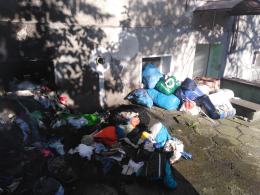 Mieszkańcy ulicy Ligonia mają dość piętrzących się śmieci znoszonych przez lokatorkę