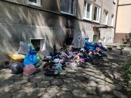 Mieszkańcy ulicy Ligonia mają dość piętrzących się śmieci znoszonych przez lokatorkę
