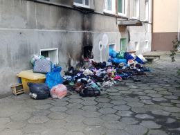 Mieszkańcy ulicy Ligonia mają dość piętrzących się śmieci znoszonych przez lokatorkę