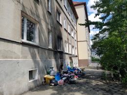 Mieszkańcy ulicy Ligonia mają dość piętrzących się śmieci znoszonych przez lokatorkę