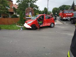 Zderzenie pojazdów na skrzyżowaniu w powiecie oleskim. Dwie osoby zostały ranne