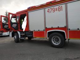 Zderzenie pojazdów na skrzyżowaniu w powiecie oleskim. Dwie osoby zostały ranne