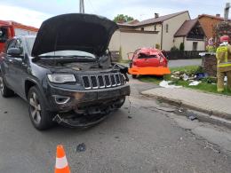 Zderzenie pojazdów na skrzyżowaniu w powiecie oleskim. Dwie osoby zostały ranne