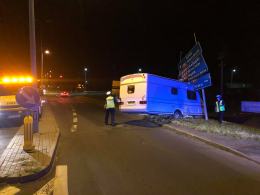 Przyczepa kempingowa staranowała znaki drogowe na Oleskiej. Sprawca odjechał