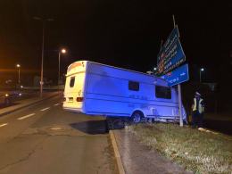 Przyczepa kempingowa staranowała znaki drogowe na Oleskiej. Sprawca odjechał