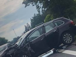 Czołowe zderzenie osobówek w Niemodlinie. 7 osób poszkodowanych