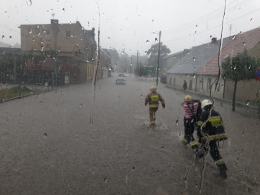 Zalane posesje i drogi w powiecie kluczborskim po przejściu ulewy