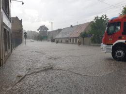 Zalane posesje i drogi w powiecie kluczborskim po przejściu ulewy