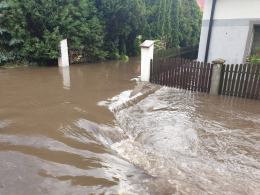 Zalane posesje i drogi w powiecie kluczborskim po przejściu ulewy