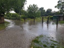 Zalane posesje i drogi w powiecie kluczborskim po przejściu ulewy