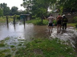 Zalane posesje i drogi w powiecie kluczborskim po przejściu ulewy
